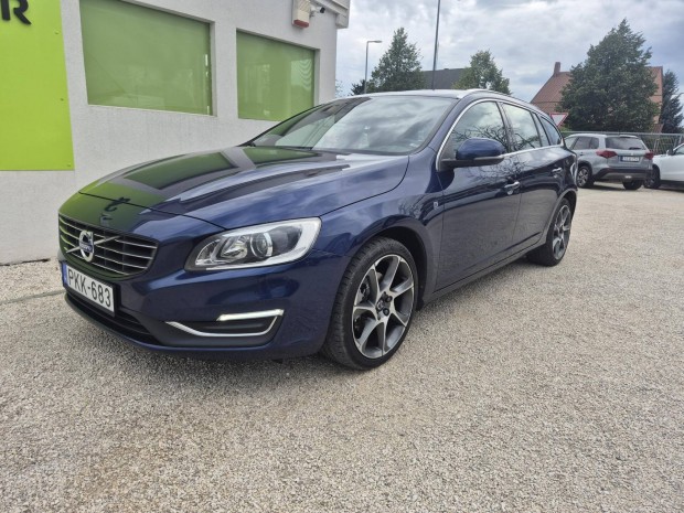 Volvo V60 2.0 D [D4] Ocean Race Szervizknyv /...